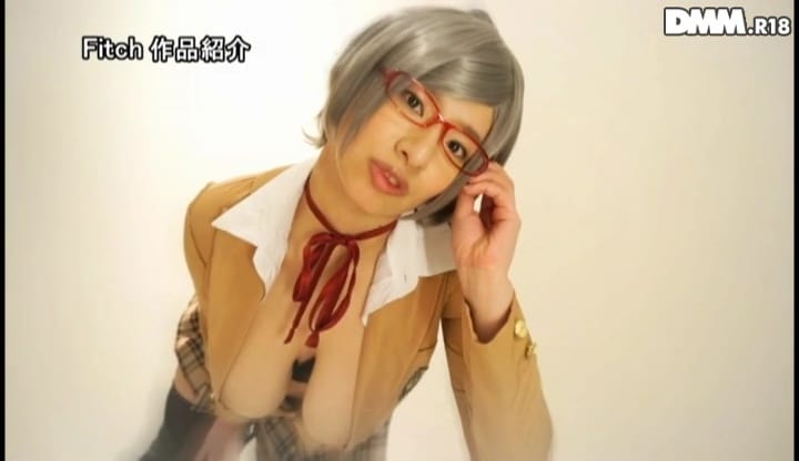 巨乳AV女優の春菜はなが監獄学園白木芽衣子のアニメコスプレをしてポーズを決めるエロシーン。