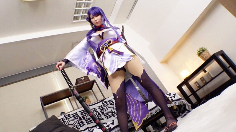 巨乳AV女優の有岡みうが原神雷電将軍のアニメコスプレをしてポーズを決めるエロシーン。