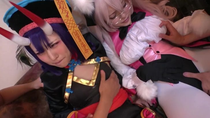 彩川ゆめと皆月ひかるがFGOの光のコヤンスカヤと酒吞童子にコスプレして爆乳×貧乳のアニコス乱交エッチを披露するエロ動画